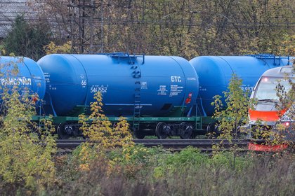 В российском регионе грузовой поезд столкнулся с автомобилем